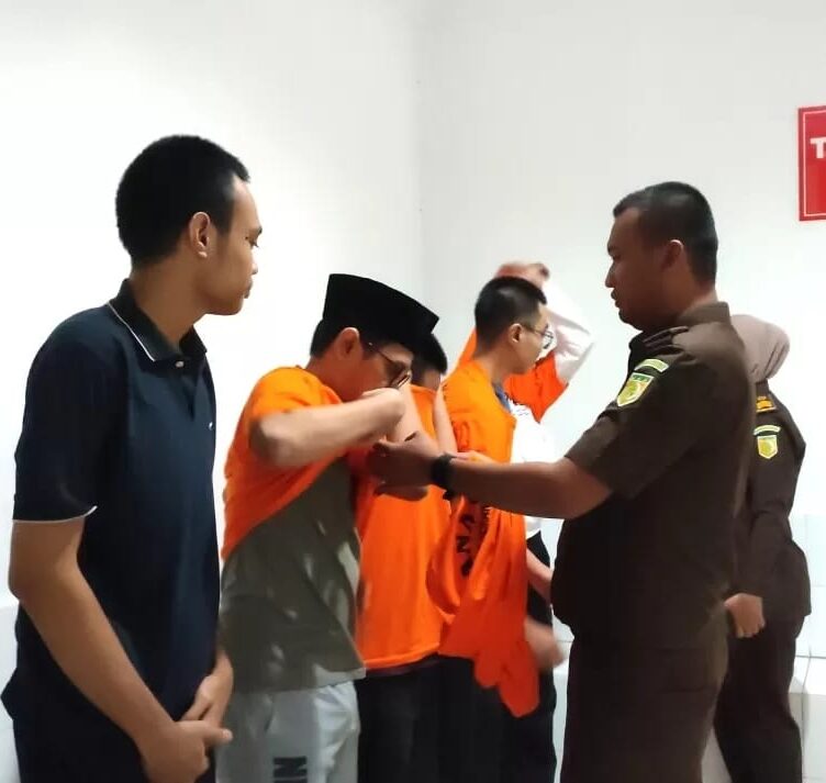 Tahanan aksi hari buruh saat menjadi tahanan kota (sumber; dokumentasi pihak utama)