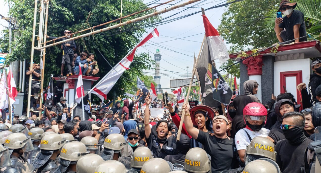 Aksi Warga Pati yang berhadapan dengan aparat (Sultan/ BP2M)