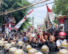 Aksi Warga Pati yang berhadapan dengan aparat (Sultan/ BP2M)