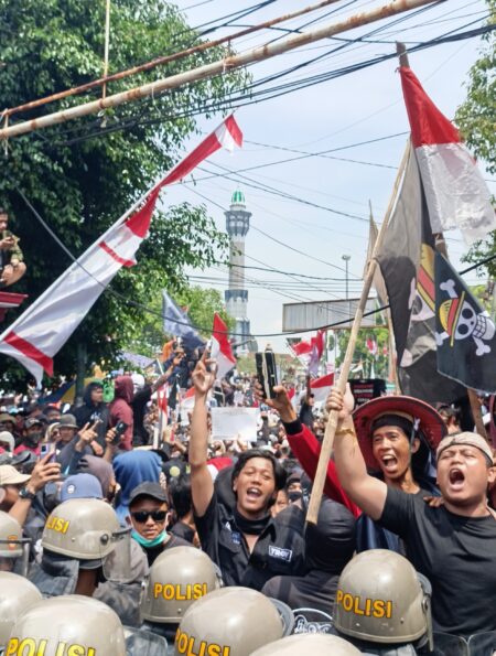 Aksi Warga Pati yang berhadapan dengan aparat (Sultan/ BP2M)