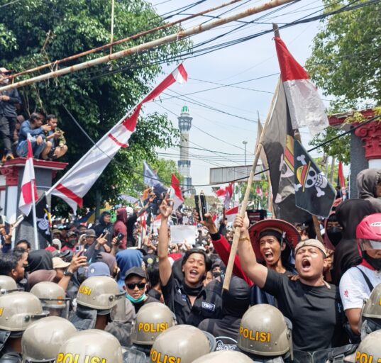 Aksi Warga Pati yang berhadapan dengan aparat (Sultan/ BP2M)