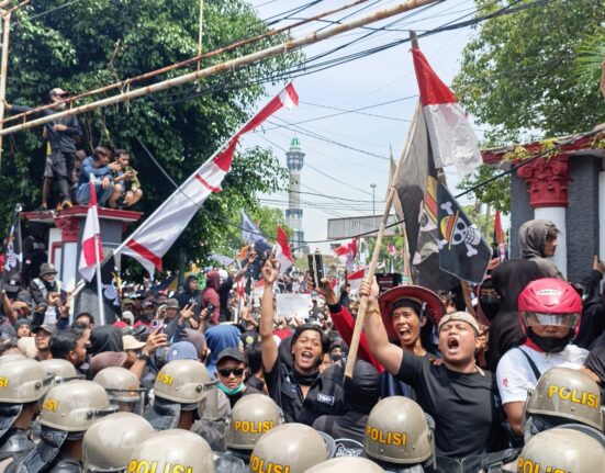 Aksi Warga Pati yang berhadapan dengan aparat (Sultan/ BP2M)