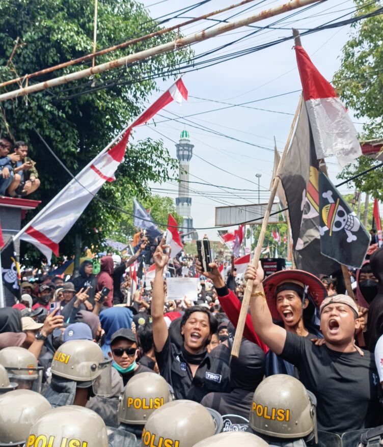 Aksi Warga Pati yang berhadapan dengan aparat (Sultan/ BP2M)