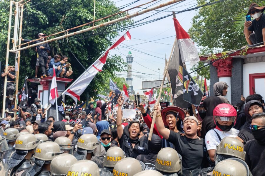 Aksi Warga Pati yang berhadapan dengan aparat (Sultan/ BP2M)