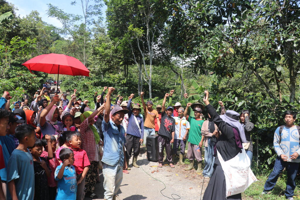 (Warga yang mengepalkan tangan sebagai wujud perlawanan dalam menolak pihak yang hendak mengeksekusi lahan di Dusun Dayunan, pada Rabu, 30 Juli 2025) [BP2M]

