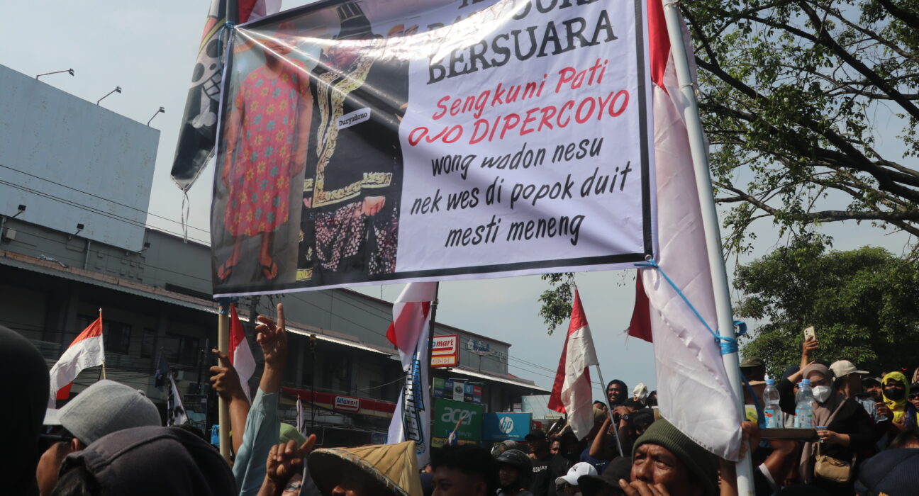 Aksi warga Pati yang membentangkan spanduk bertuliskan tentang satir (Lidwina/ BP2M)