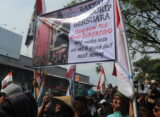 Aksi warga Pati yang membentangkan spanduk bertuliskan tentang satir (Lidwina/ BP2M)