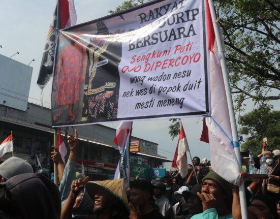 Aksi warga Pati yang membentangkan spanduk bertuliskan tentang satir (Lidwina/ BP2M)