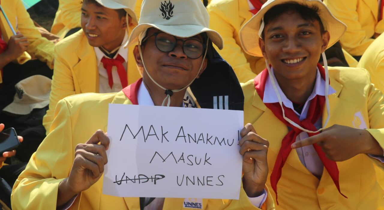 Tulisan unik buatan mahasiswa menghiasi PKKMB Unnes 2025 (17/08/2025) [BP2M/Sultan]