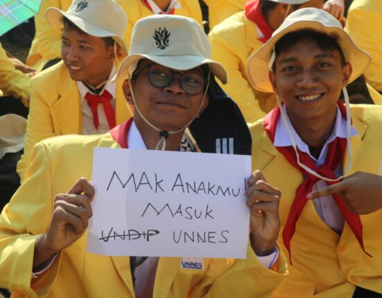 Tulisan unik buatan mahasiswa menghiasi PKKMB Unnes 2025 (17/08/2025) [BP2M/Sultan]