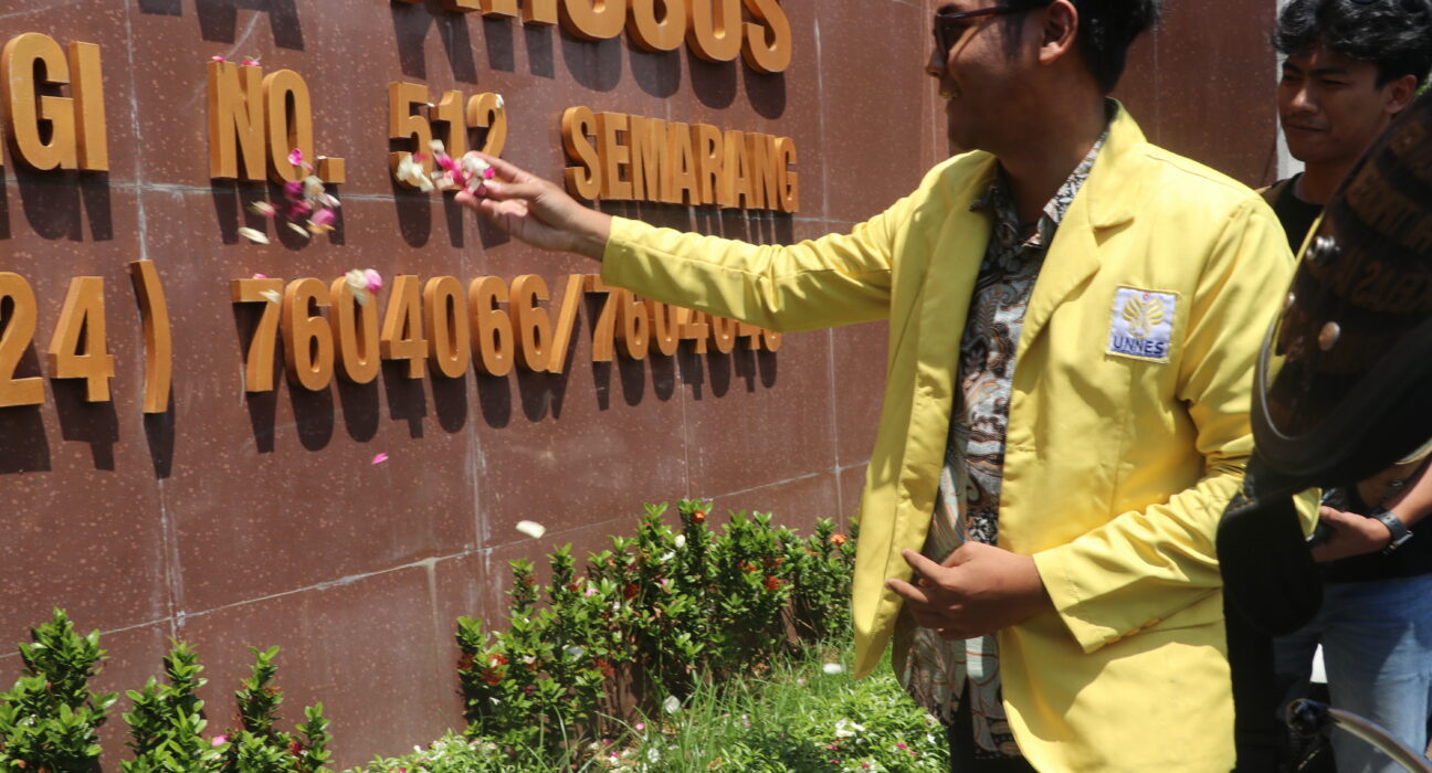 Aksi tabur bunga di depan Pengadilan Negeri Kota Semarang (Puji/ BP2M)