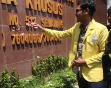 Aksi tabur bunga di depan Pengadilan Negeri Kota Semarang (Puji/ BP2M)