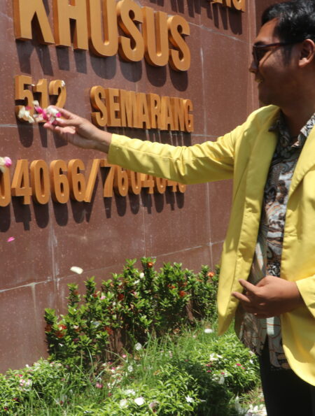 Aksi tabur bunga di depan Pengadilan Negeri Kota Semarang (Puji/ BP2M)
