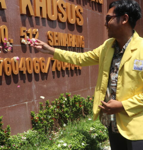 Aksi tabur bunga di depan Pengadilan Negeri Kota Semarang (Puji/ BP2M)