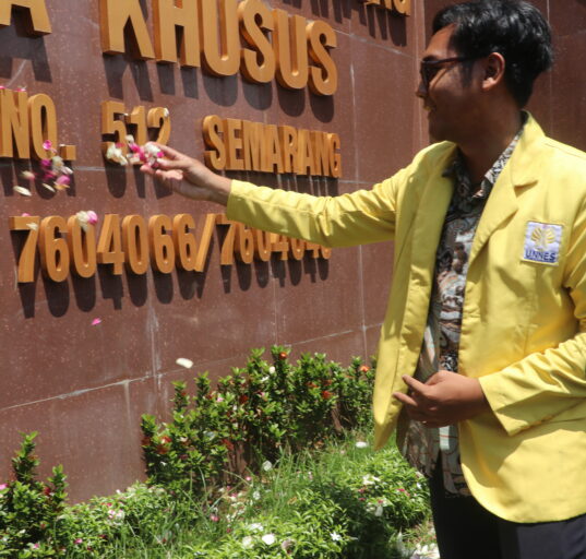 Aksi tabur bunga di depan Pengadilan Negeri Kota Semarang (Puji/ BP2M)