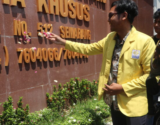 Aksi tabur bunga di depan Pengadilan Negeri Kota Semarang (Puji/ BP2M)
