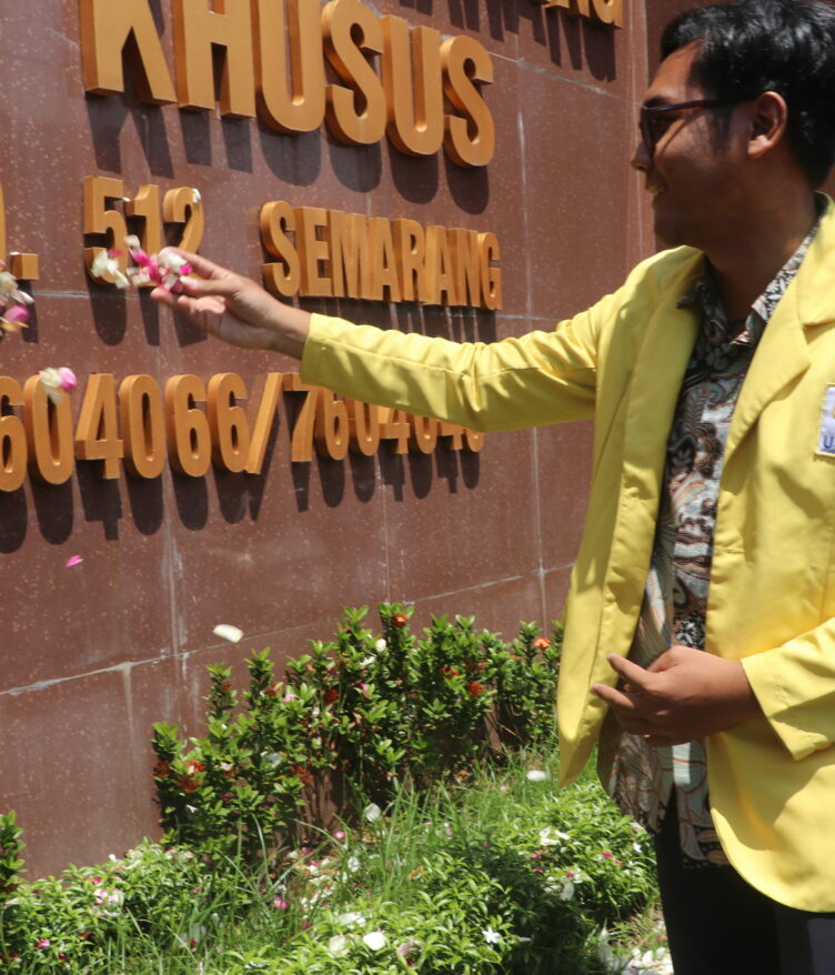 Aksi tabur bunga di depan Pengadilan Negeri Kota Semarang (Puji/ BP2M)