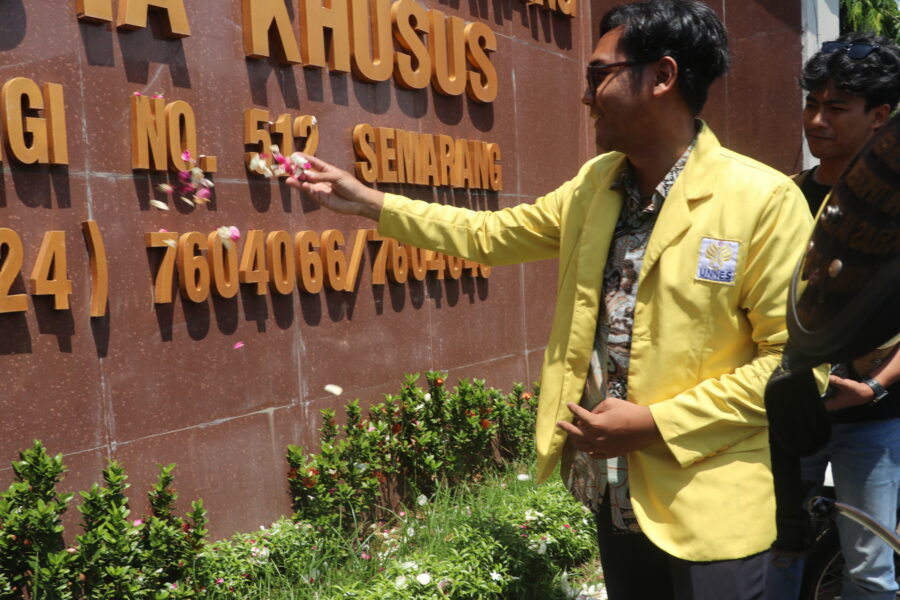 Aksi tabur bunga di depan Pengadilan Negeri Kota Semarang (Puji/ BP2M)