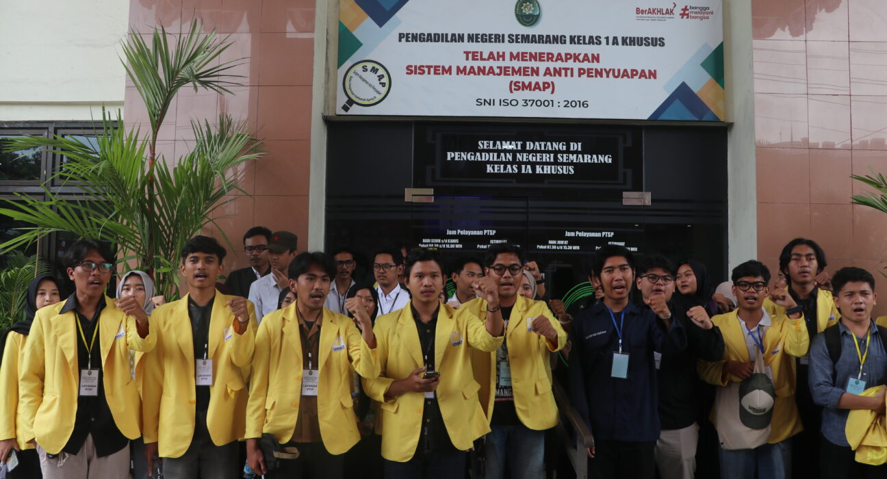 Barisan solidaritas massa aksi mayday yang mendatangi sidang pertama terdakwa (Lidwina/ BP2M)