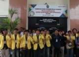 Barisan solidaritas massa aksi mayday yang mendatangi sidang pertama terdakwa (Lidwina/ BP2M)