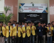 Barisan solidaritas massa aksi mayday yang mendatangi sidang pertama terdakwa (Lidwina/ BP2M)