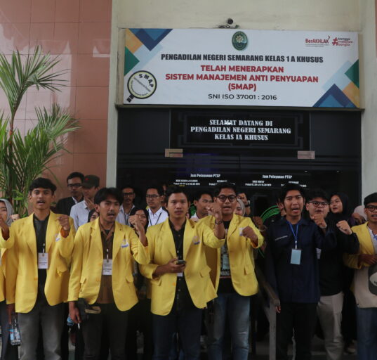 Barisan solidaritas massa aksi mayday yang mendatangi sidang pertama terdakwa (Lidwina/ BP2M)