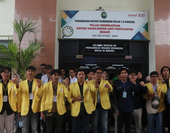 Barisan solidaritas massa aksi mayday yang mendatangi sidang pertama terdakwa (Lidwina/ BP2M)