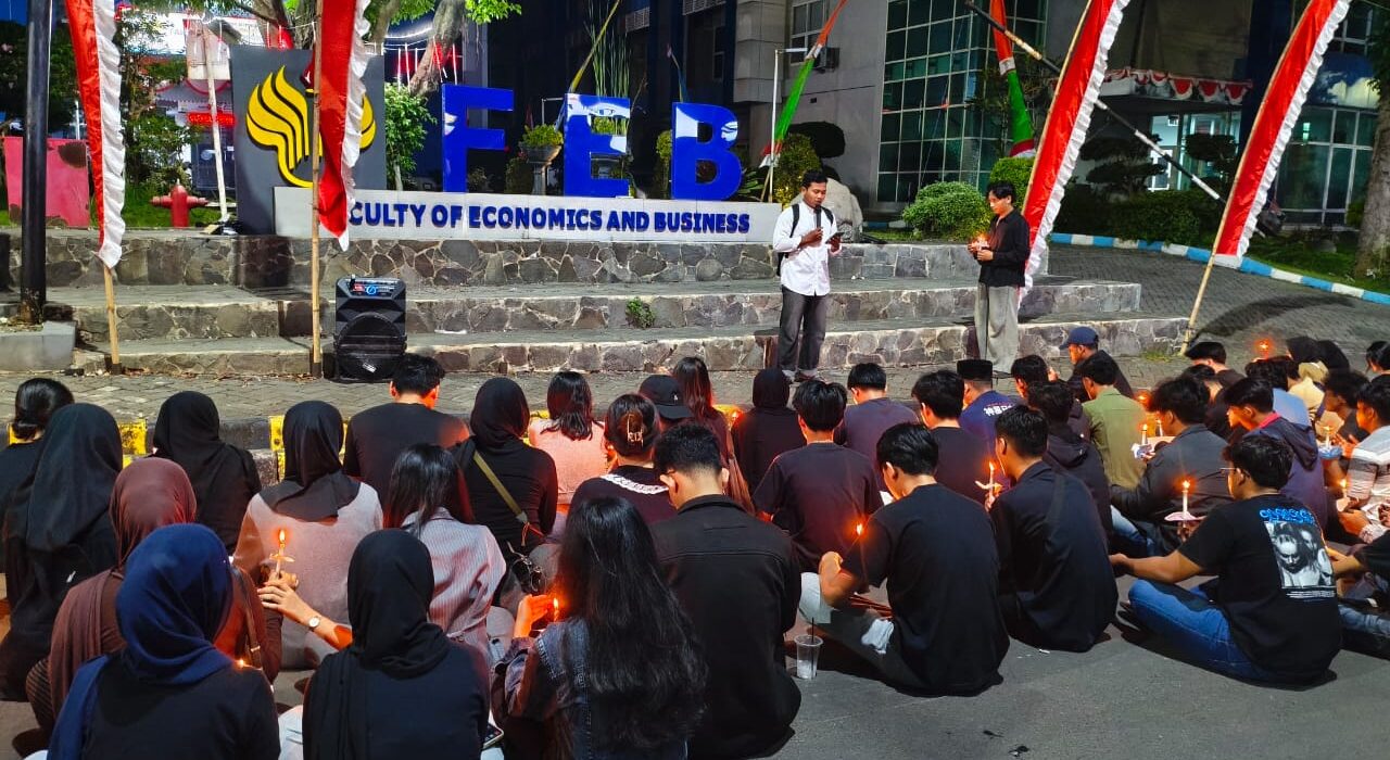 Aksi doa bersama digelar di depan Gedung FEB pada Minggu, (31/08/2025) [Haidar/ BP2M]