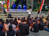 Aksi doa bersama digelar di depan Gedung FEB pada Minggu, (31/08/2025) [Haidar/ BP2M]