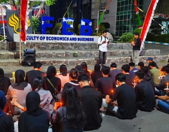 Aksi doa bersama digelar di depan Gedung FEB pada Minggu, (31/08/2025) [Haidar/ BP2M]
