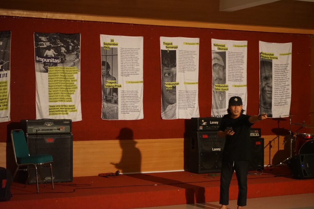 Lana membaca puisi karangannya sendiri yang menggema di seluruh ruangan aula (Selasa, 16/10/2025) [BP2M Unnes]
