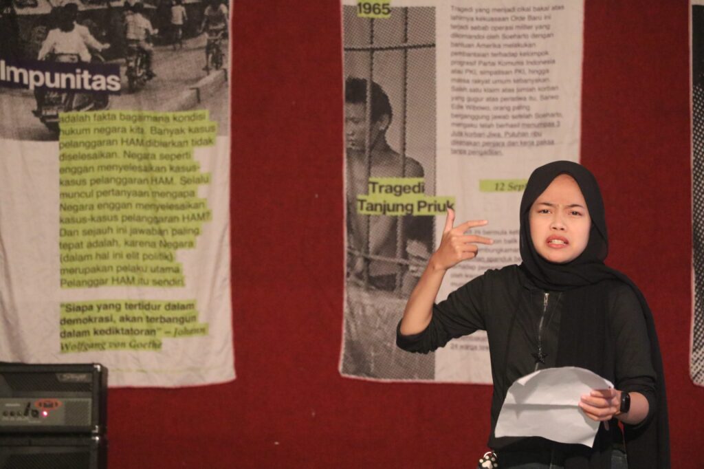 Pembacaan puisi oleh salah satu penampil membacakan puisi berjudul “Karawang Bekasi” karya Chairil Anwar dibacakan oleh Afra mahasiswa Pendidikan Bahasa dan Sastra Indonesia (Selasa, 16/10/2025) [BP2M Unnes]
