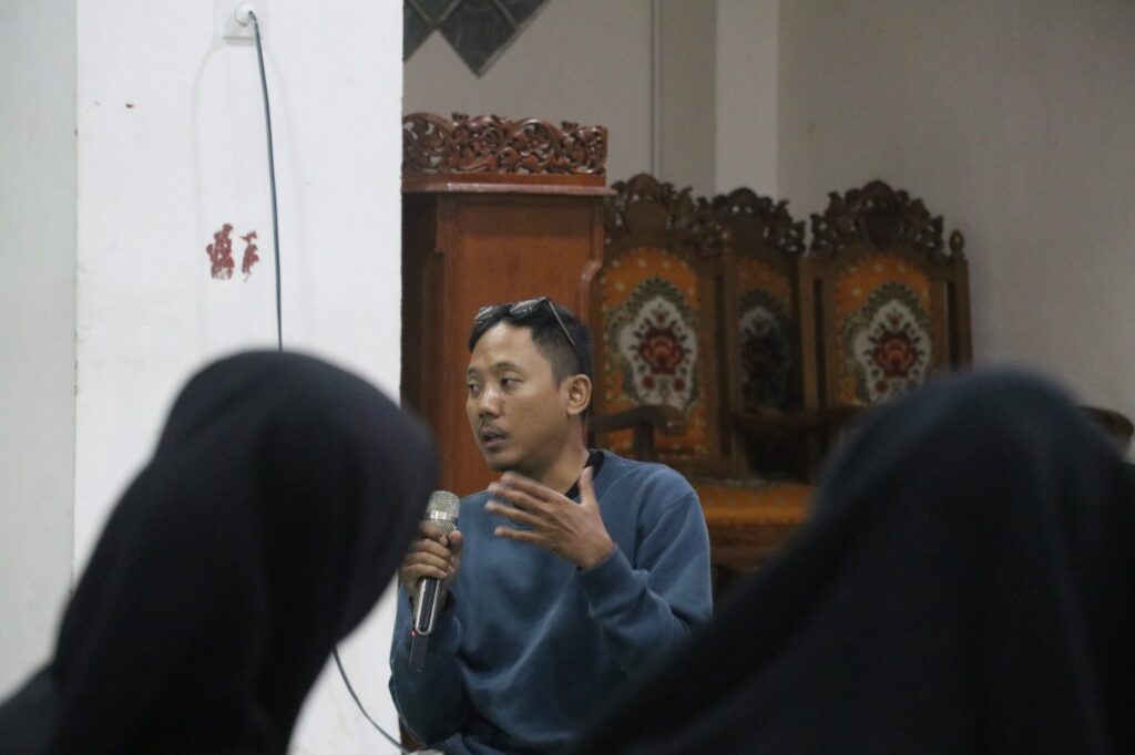 Pujo Nugroho dari Kolektif Semai hadir sebagai pemantik diskusi acara peringatan September Hitam  (Selasa, 16/10/2025) [BP2M Unnes]
