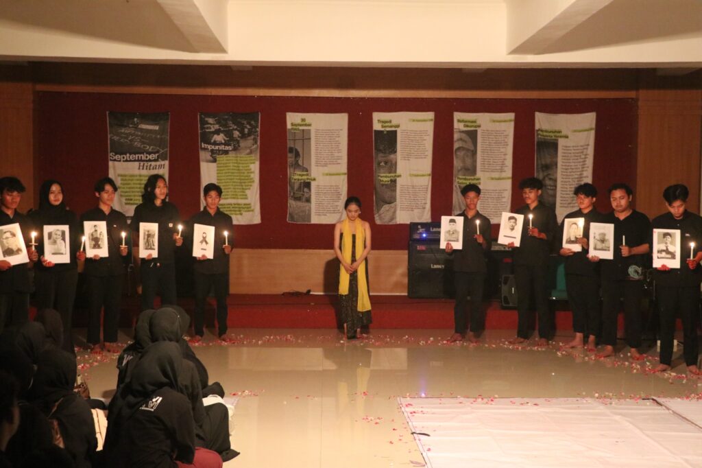 Doa lintas agama untuk korban demonstrasi yang terjadi di bulan Agustus lalu atau lebih dikenal dengan ‘Agustus kelam’ (Selasa, 16/10/205) [BP2M Unnes]