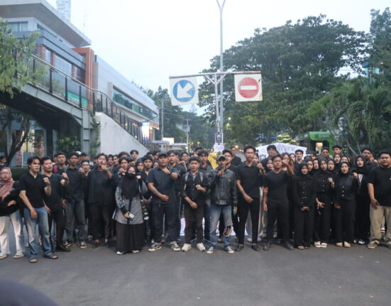 Pernyataan sikap massa Aksi Kamisan dalam rangka menuntut agar diusut tuntas kasus berpulangnya mendiang Iko Juliant Junior pada Kamis, (18/09/2025) [BP2M].