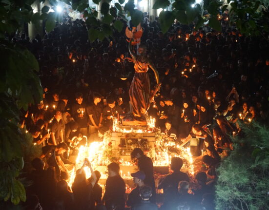 Aksi solidaritas bersama di depan Dekanat FH Unnes (Sultan/BP2M)