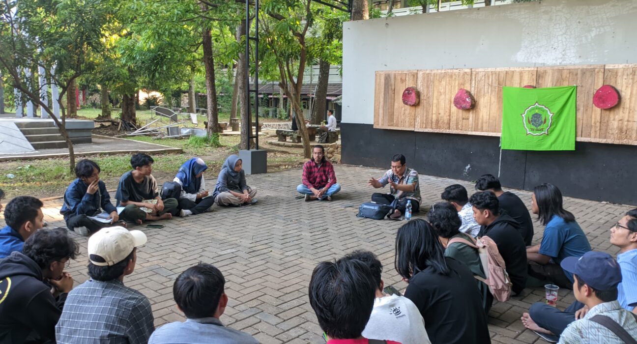 Diskusi HSC di lapangan bersama peserta dan pemantik diskusi (sumber: HSC)