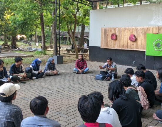 Diskusi HSC di lapangan bersama peserta dan pemantik diskusi (sumber: HSC)