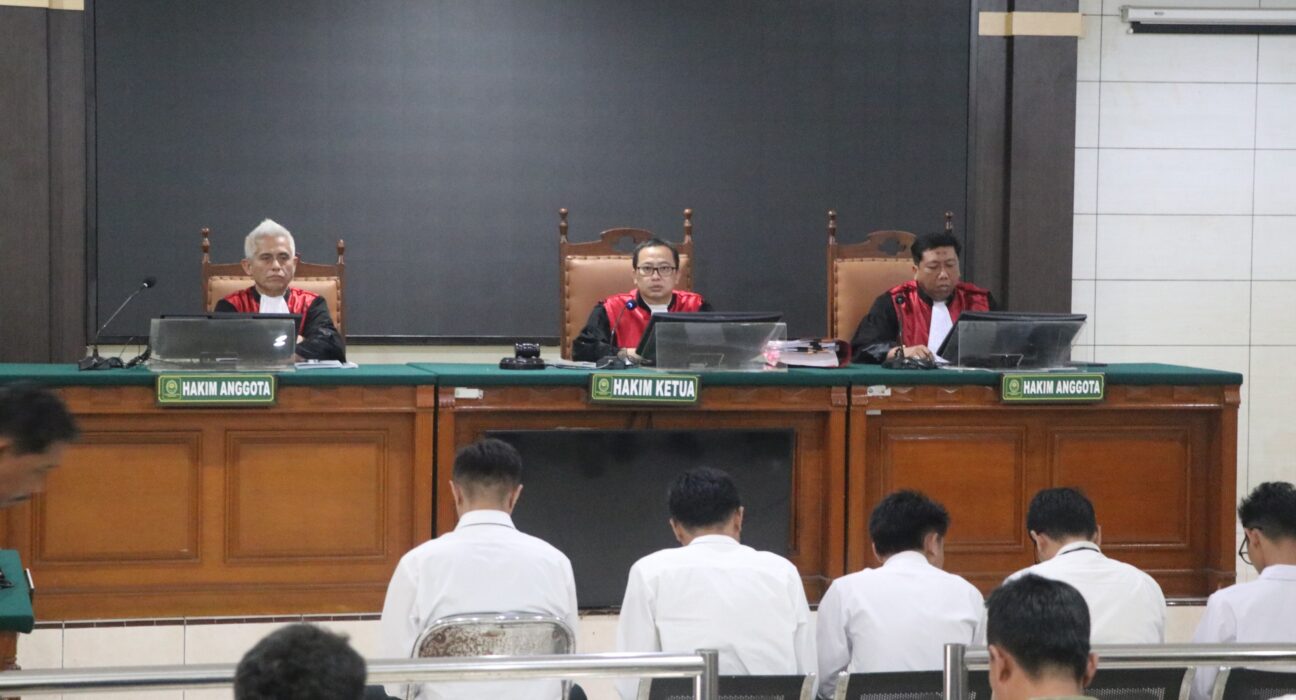 Majelis hakim sedang membuka sidang bersama kelima terdakwa Kamis, (04/09/2025) [BP2M]