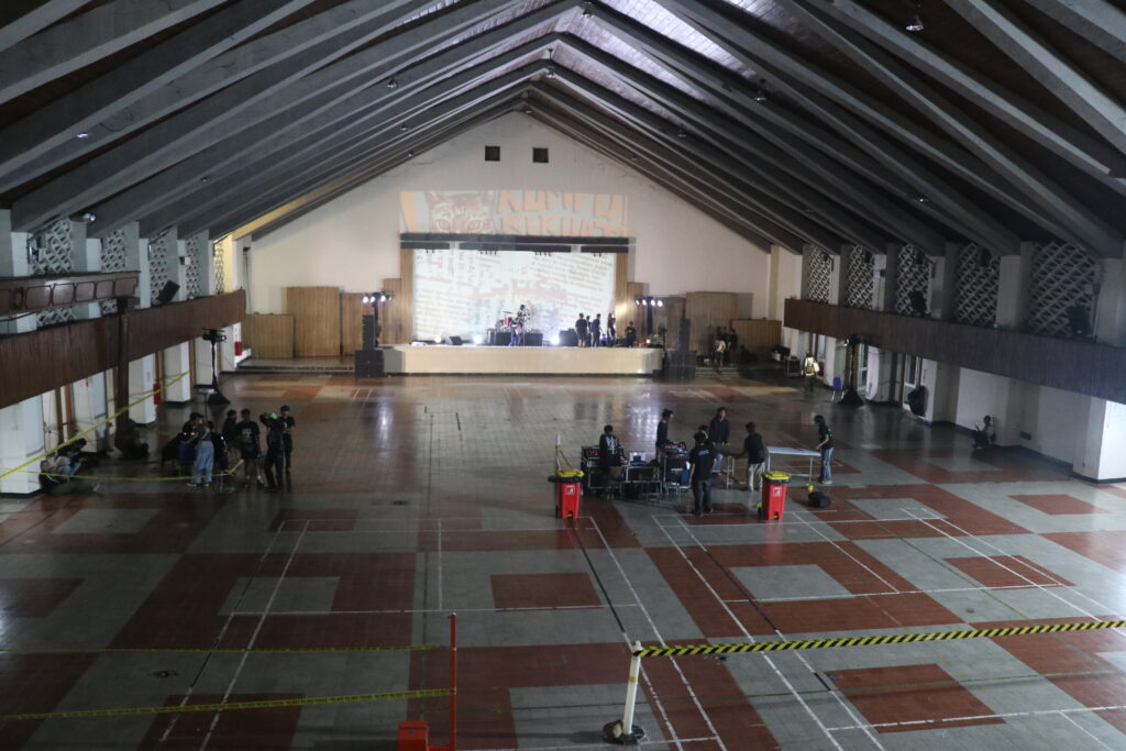 Suasana persiapan di Auditorium Imam Bardjo Universitas Diponegoro (Undip) sebelum dimulainya rangkaian acara “Kumpul Kekuatan” dalam rangka memperingati September Hitam pada Sabtu, (20/9/2025) [BP2M]
