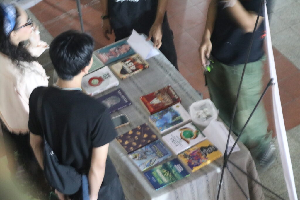 Salah satu tenant di sekitar venue yang menyajikan lapak buku pada Sabtu, (20/9/2025) [BP2M]
