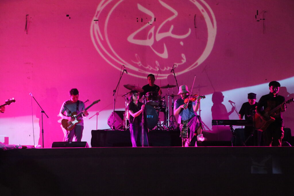 Tampak seluruh personel grup musik Kaukab yang sedang membawakan salah satu lagu mereka pada Sabtu, (20/9/2025) [BP2M]