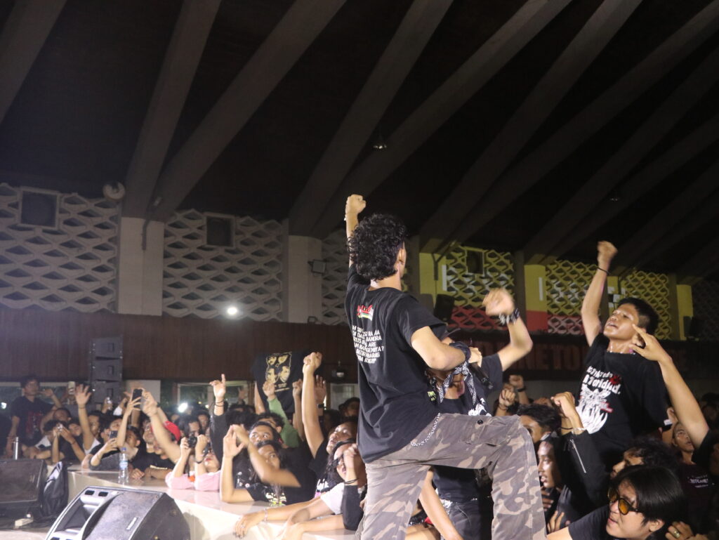 Seorang menaiki panggung untuk mengajak penonton lainnya bernyanyi bersama pada Sabtu, (20/9/2025) [BP2M]