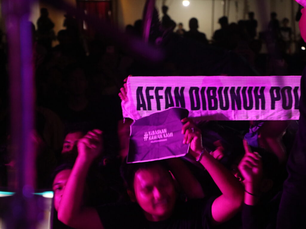 Salah satu penonton mengangkat poster yang bertulisan #bebaskankawankami pada Sabtu, (20/9/2025) [BP2M]