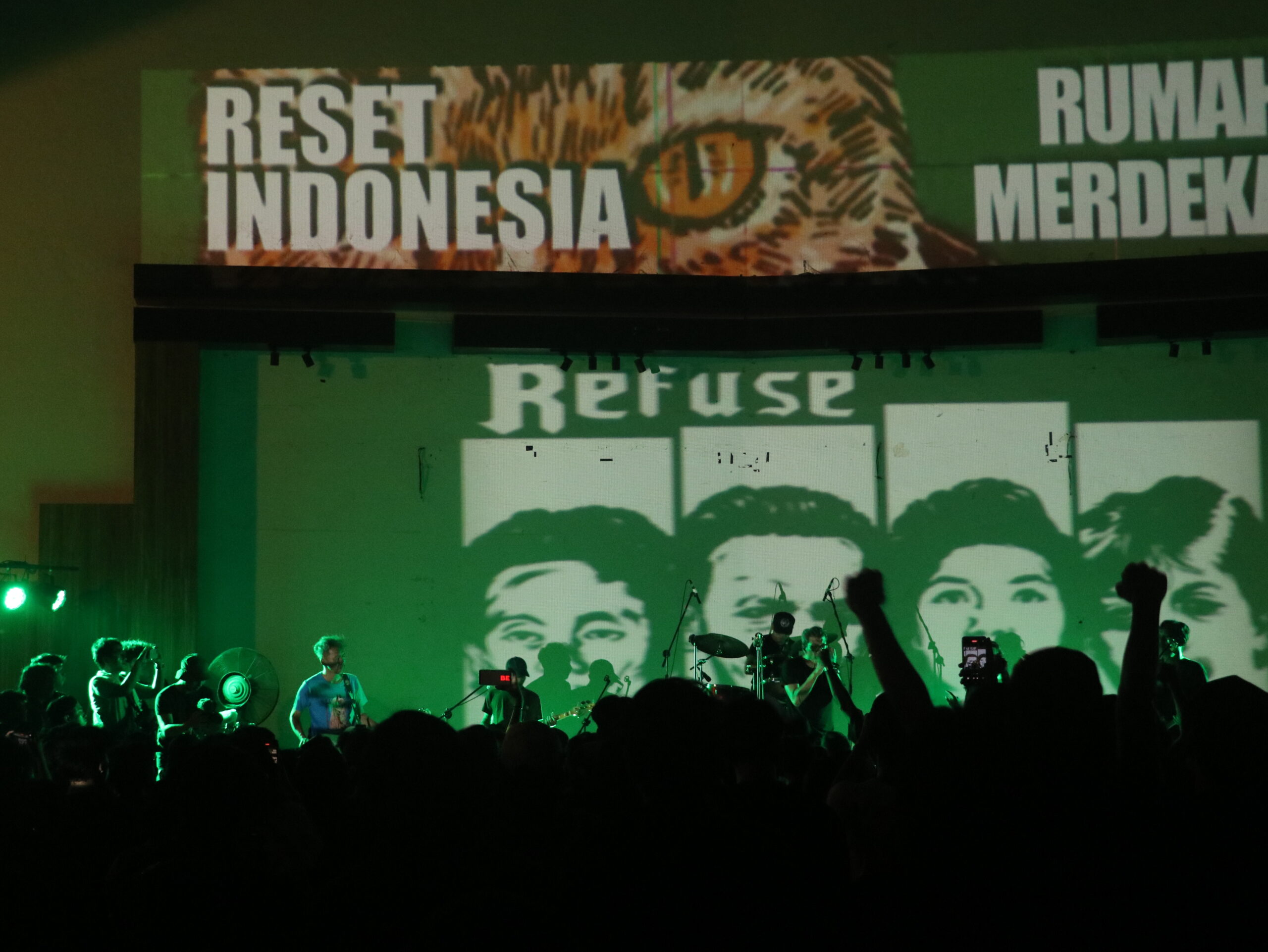 Sebuah layar yang menyajikan video mapping tekait para tokoh yang memerjuangkan HAM pada Sabtu, (20/09/2025) [BP2M]
