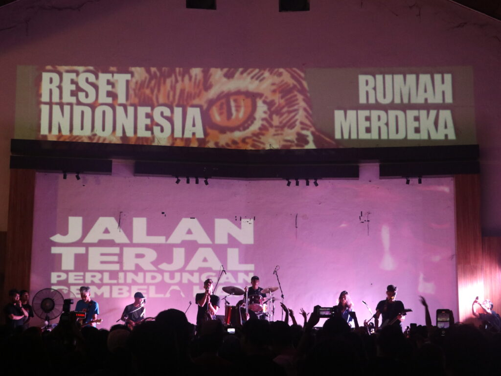 Video mapping yang ditampilkan di layar panggung bertuliskan “Jalan Terjal Perlindungan Pembela HAM” pada Sabtu, (20/9/2025) [BP2M]