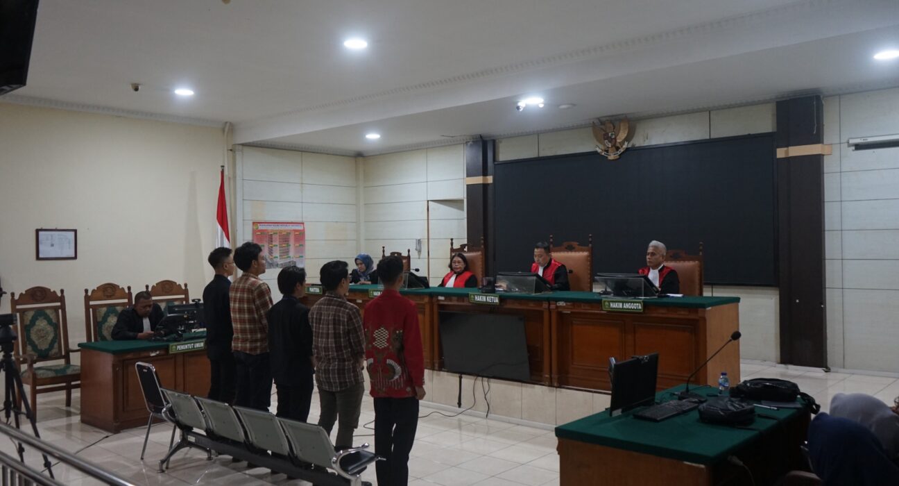 Majelis hakim sedang membacakan hasil putusan sidang (27/10/2015) [BP2M]