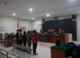 Majelis hakim sedang membacakan hasil putusan sidang (27/10/2015) [BP2M]