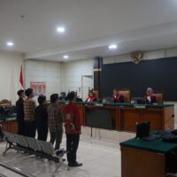 Majelis hakim sedang membacakan hasil putusan sidang (27/10/2015) [BP2M]