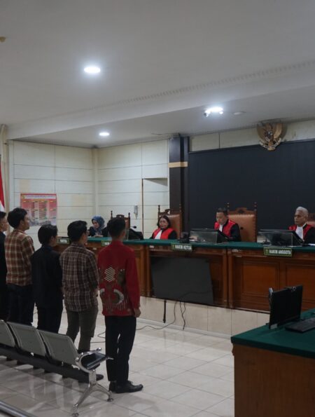 Majelis hakim sedang membacakan hasil putusan sidang (27/10/2015) [BP2M]